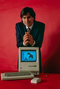 Darstellung von Steve Jobs (1984), übernommen von Wikimedia Commons.
